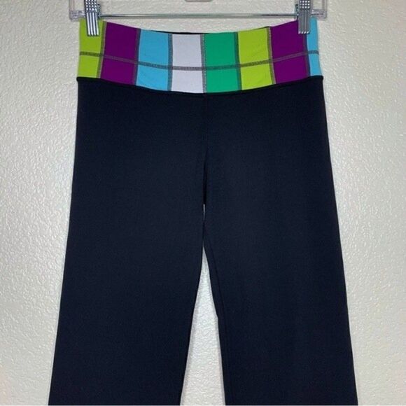 Lululemon Size 4 Reversible Yoga Groove Cut Leggings - Picture 7 of 10